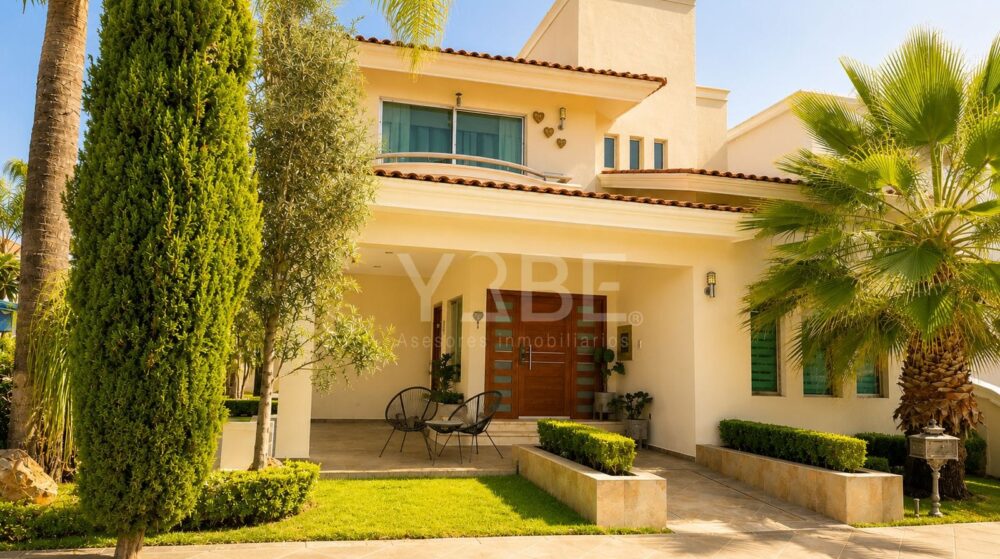 En venta CASA EN ESQUINA en Jardín Real