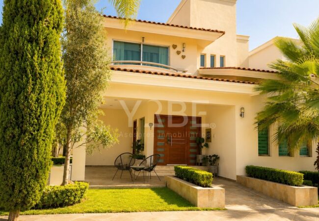 En venta CASA EN ESQUINA en Jardín Real
