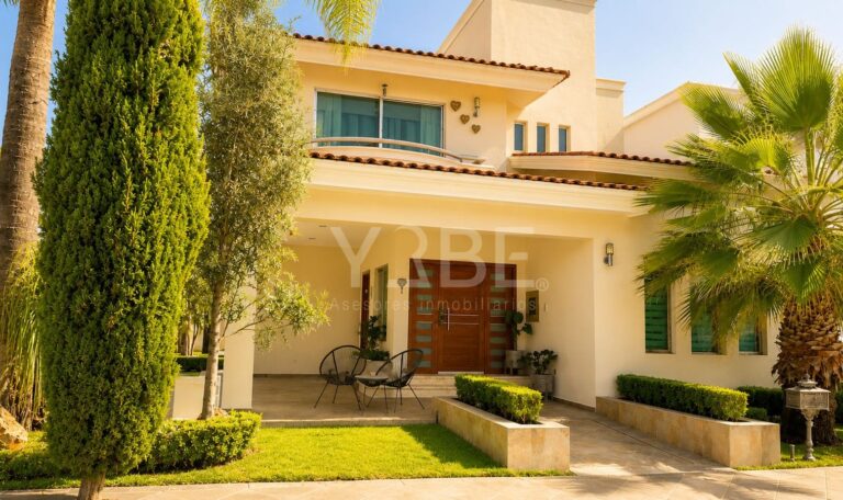 En venta CASA EN ESQUINA en Jardín Real